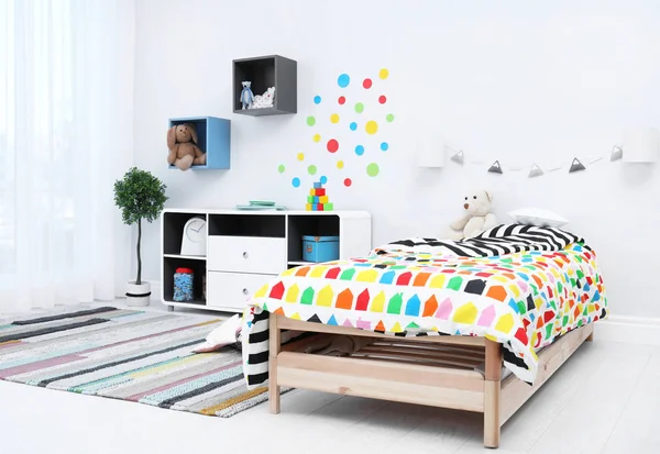 Quarto Infantil Moderno Interior Com Cama Confortável Tapete Listrado — Fotografia de Stock