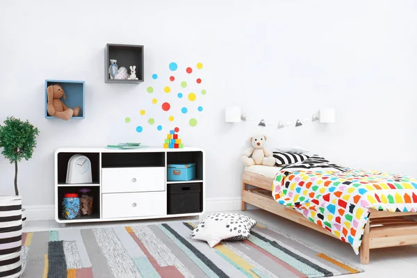 Moderne Kinderzimmereinrichtung Mit Bequemem Bett Und Gestreiftem Teppich — Stockfoto