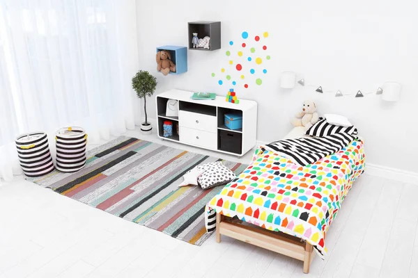 现代化的儿童房内饰 配有舒适的床和条纹地毯 — 图库照片