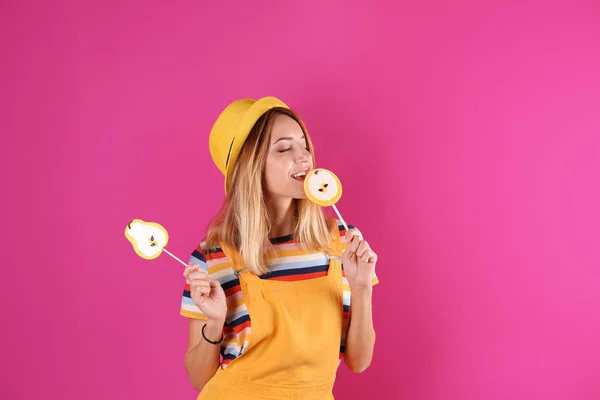 Giovane Bella Donna Con Caramelle Sfondo Colorato — Foto Stock