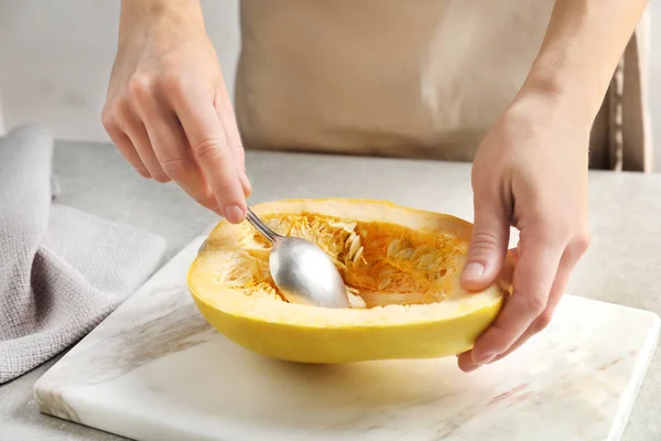 Femme Grattant Chair Courge Spaghetti Avec Cuillère Sur Table Gros — Photo