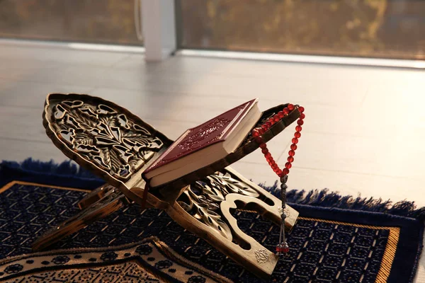 Rehal Con Cuentas Oración Del Corán Musulmanes Alfombra Interior — Foto de Stock