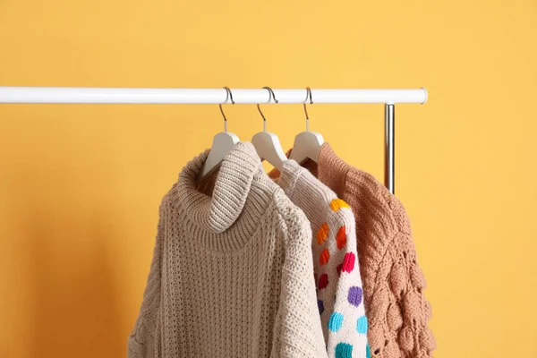 Colección Suéteres Calientes Colgando Estante Contra Fondo Color —  Fotos de Stock
