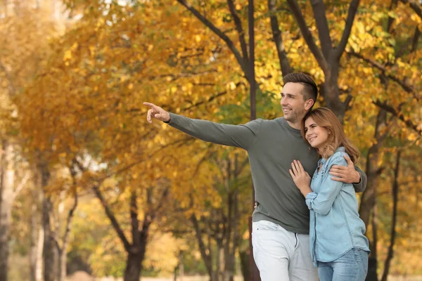 Glada Härliga Par Promenad Höst Park — Stockfoto