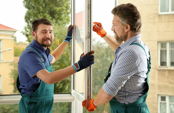 Trabajadores Construcción Instalando Nueva Ventana Casa —  Fotos de Stock