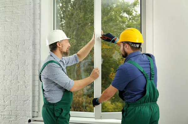 Trabajadores Construcción Instalando Nueva Ventana Casa — Foto de Stock