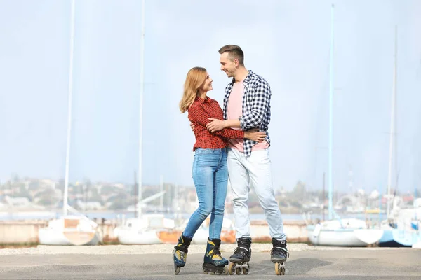 Feliz Casal Lindo Patinação Rolo Aterro Espaço Para Texto — Fotografia de Stock