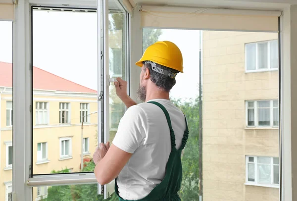 Byggnadsarbetare Installerar Nytt Fönster Hus — Stockfoto