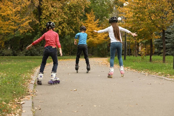 Süße Kinder Beim Rollschuhlaufen Herbstpark — Stockfoto