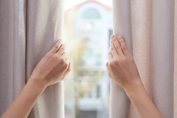 Mujer Abriendo Cortinas Ventana Casa Primer Plano — Foto de Stock