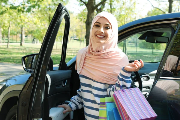 Mujer Musulmana Con Bolsas Compras Cerca Coche Aire Libre —  Fotos de Stock