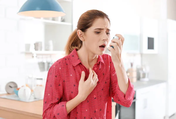 Junge Frau Mit Asthma Inhalator Küche — Stockfoto