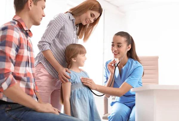 Dla Dzieci Lekarz Badanie Dziewczynka Pobliżu Rodziców Szpitalu — Zdjęcie stockowe