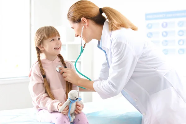 Medico Bambini Che Visita Bambina Ospedale — Foto Stock