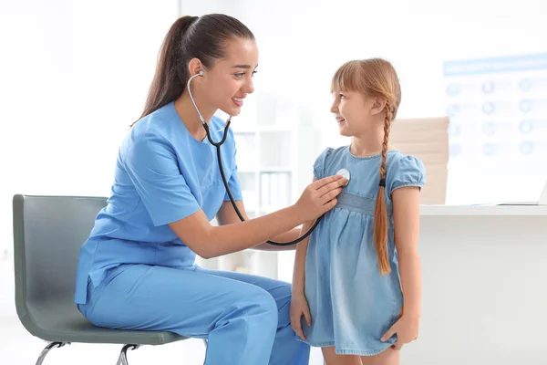 Médico Infantil Examinando Menina Hospital — Fotografia de Stock