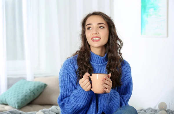 집에서 뜨거운 한잔과 따뜻한 스웨터에 — 스톡 사진