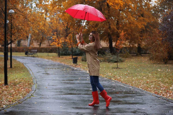 秋の公園で散歩を雨の日に傘を持つ女性 — ストック写真