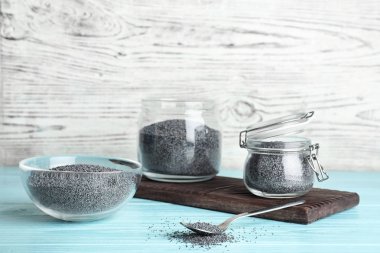 Ahşap masa üzerinde farklı dishware haşhaş tohumu