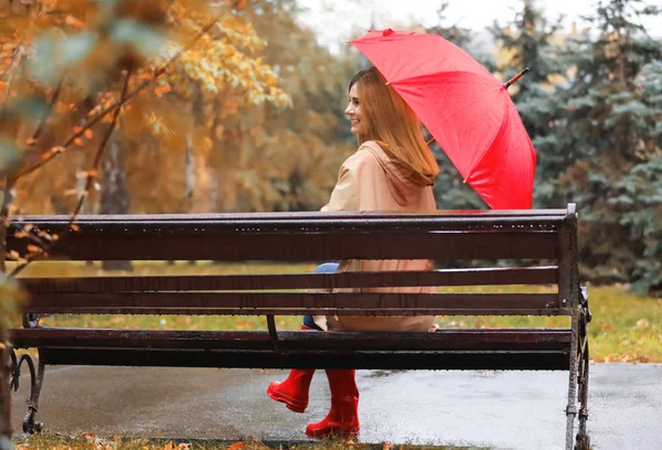 Femme Avec Parapluie Assis Sur Banc Dans Parc Automne Jour — Photo