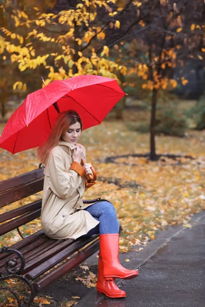 Mulher Com Guarda Chuva Sentado Banco Parque Outono Dia Chuvoso — Fotografia de Stock