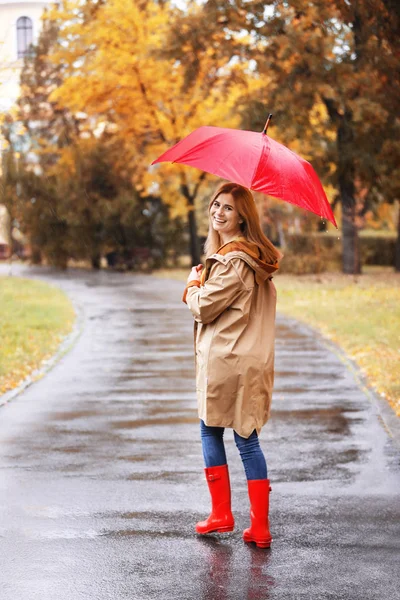 秋の公園で散歩を雨の日に傘を持つ女性 — ストック写真