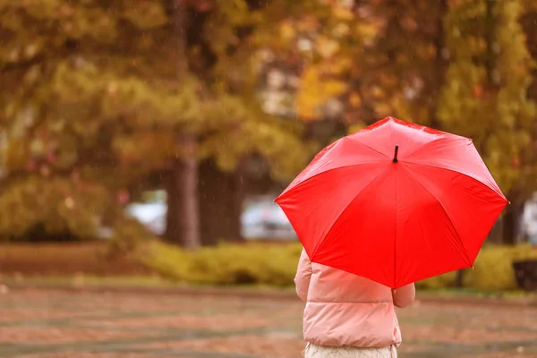 雨の日に秋の公園で傘を持つ女性 — ストック写真