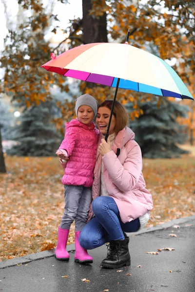 Anne Kızı Yağmurlu Bir Gün Sonbahar Park Şemsiye Ile — Stok fotoğraf