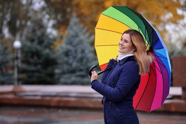 Mujer Con Paraguas Parque Otoño Día Lluvioso — Foto de Stock