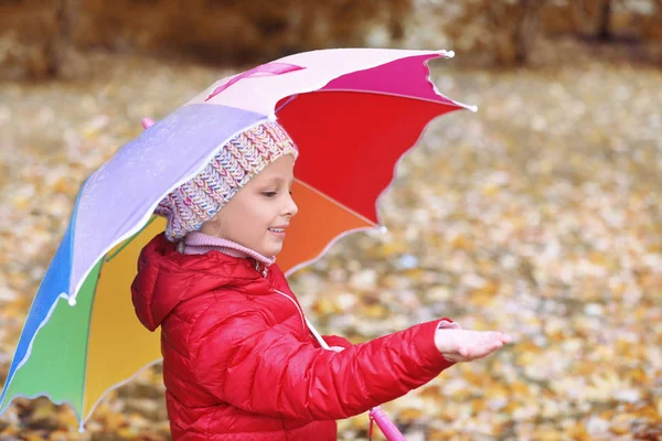 雨の日に秋の公園で傘を持つ少女 — ストック写真