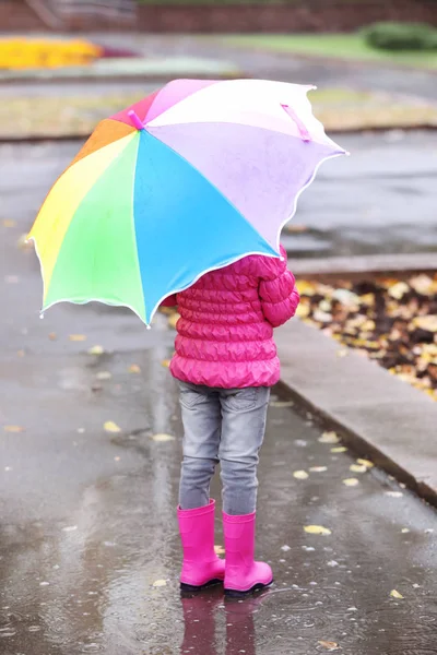 Маленькая Девочка Зонтиком Прогуливается Городу Дождливый День — стоковое фото