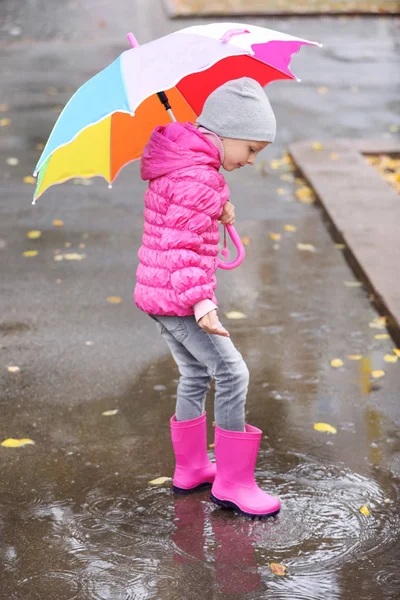 Маленька Дівчинка Парасолькою Калюжі Дощовий День Осінні Прогулянки — стокове фото