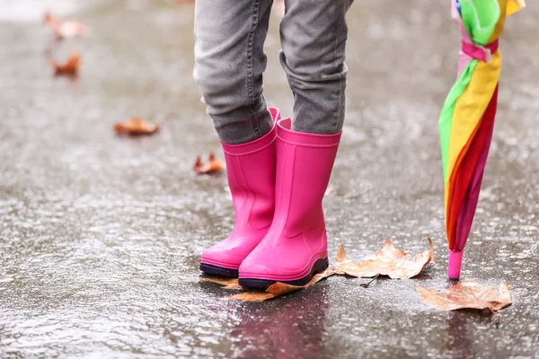 Lastik Çizmeler Şemsiye Yağmur Odak Bacak Sonra Küçük Kız Sonbahar — Stok fotoğraf
