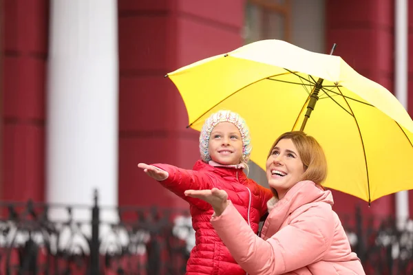 Mère Fille Avec Parapluie Ville Jour Pluie Automne — Photo