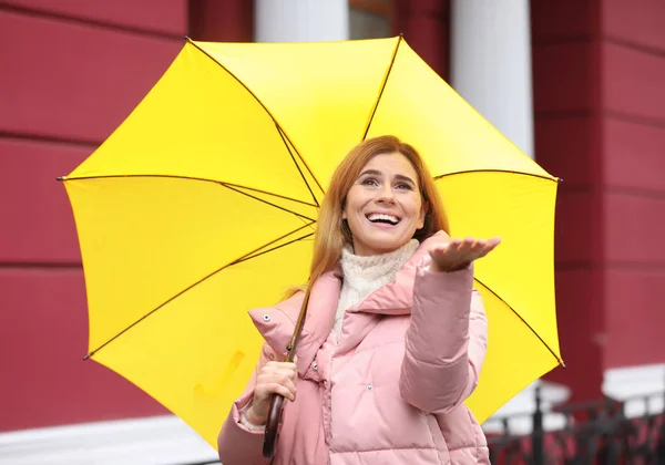 市では秋の雨の日に傘を持つ女性 — ストック写真
