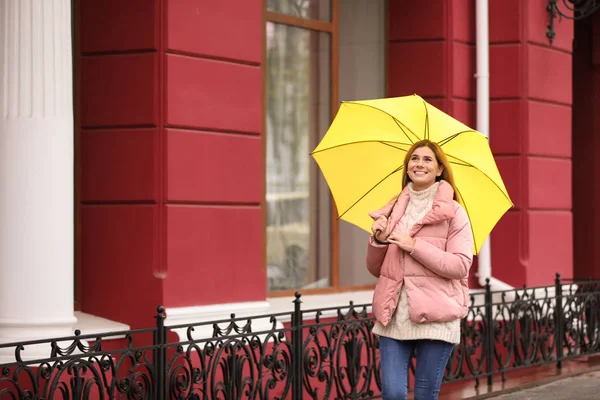 Mulher Com Guarda Chuva Cidade Outono Dia Chuvoso — Fotografia de Stock