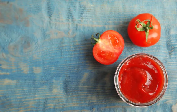 Pot Met Zelfgemaakte Tomatensaus Verse Groenten Ruimte Voor Tekst Houten — Stockfoto