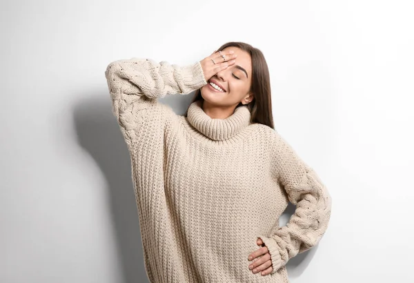 Hermosa Mujer Joven Suéter Cálido Sobre Fondo Blanco —  Fotos de Stock