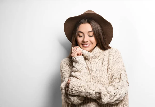 Hermosa Mujer Joven Suéter Cálido Con Sombrero Sobre Fondo Blanco — Foto de Stock
