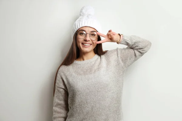 Красивая Молодая Женщина Теплом Свитере Шляпе Белом Фоне — стоковое фото