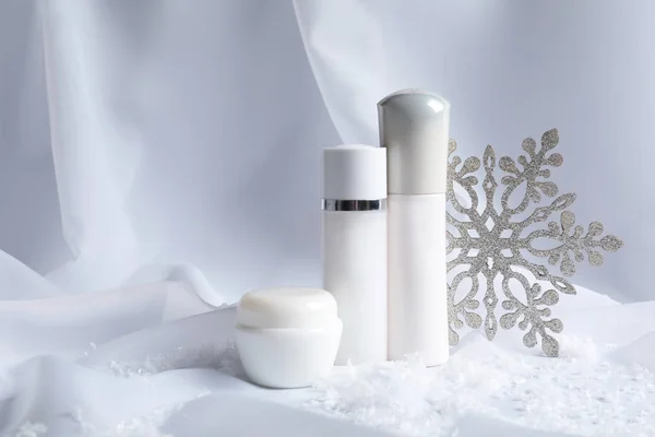 Set Productos Cosméticos Nieve Decorativa Sobre Tela Blanca Espacio Para —  Fotos de Stock