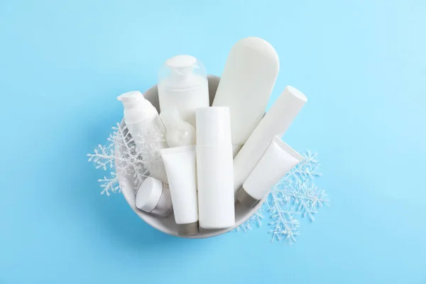 Mavi Arka Plan Üstten Görünüm Kozmetik Ürünlerde Kümesi Kış Bakımı — Stok fotoğraf