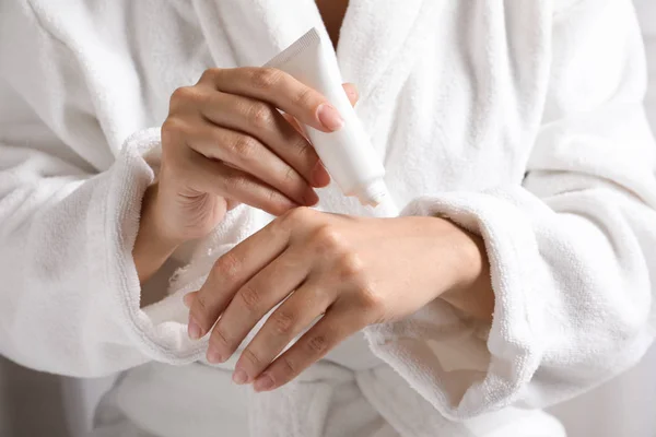 Mujer Albornoz Aplicando Crema Hidratante Para Las Manos Primer Plano —  Fotos de Stock