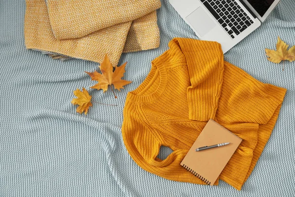 Composição Leigos Plana Com Suéter Malha Aconchegante Cobertor Espaço Para — Fotografia de Stock