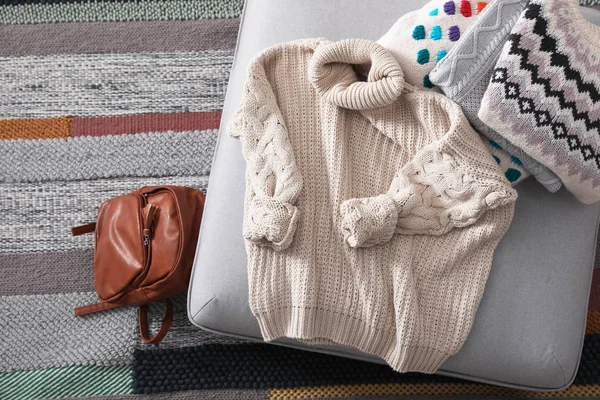 편안한 스웨터와 편평한 위치에서 Pouf에 접힌된 따뜻한 — 스톡 사진