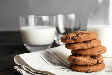 Lezzetli çikolatalı kurabiye ve süt masada yığını