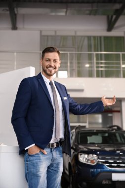 Modern araba satışı içinde ayakta satıcısı. Yeni araba satın alma