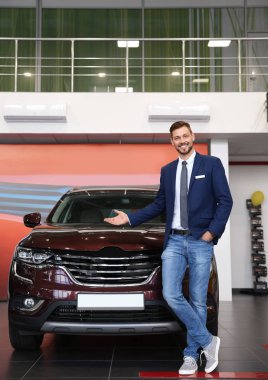Modern araba satışı içinde ayakta satıcısı. Yeni araba satın alma