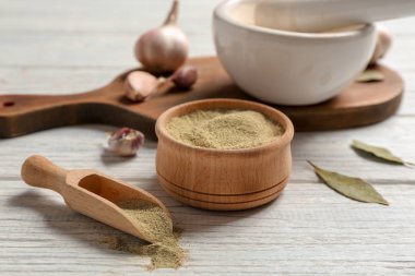 Kepçe ve ahşap masa kase toz biber ile kompozisyon