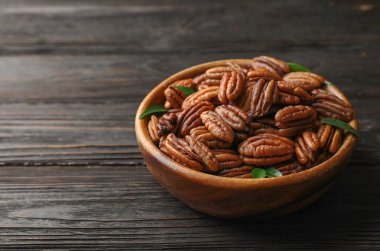 Ahşap masa üzerinde lezzetli cevizli fındıklı çanağı