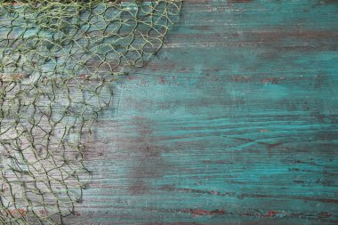 Balık ağı üzerinde ahşap arka plan, metin için yer ile üstten görünüm